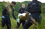 Polizei und Sanitäter Tragetasche Körper im Feld, Toronto, Ontario, Kanada