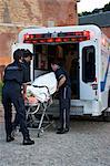 Polizisten und Sanitäter laden Körper in Ambulanz, Toronto, Ontario, Kanada