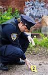 Polizist durch Beweise am Tatort, Toronto, Ontario, Kanada