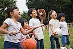 Enfants tenant des équipements sportifs