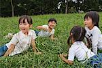 Mädchen spielen auf Rasen in einem park