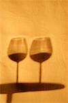 Schatten von Wein-Flaschen und Gläser Wein