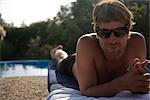 Portrait d'un homme reposant sur une chaise longue de piscine, Mallorca, Baleares, Espagne