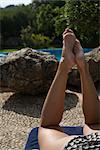 Femme reposante sur une chaise longue de piscine, Mallorca, Baleares, Espagne