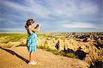 Mädchen, die eine Aufnahme, Badlands, South Dakota, USA