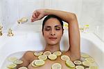 Femme dans la baignoire avec des tranches de citron