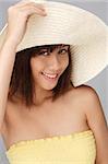 Jeune femme avec un chapeau de soleil big