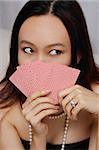 Cartes de jeu jeune femme holding