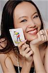 Jeune femme tenant carte joker