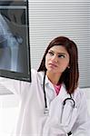 Arzt mit Röntgenstrahlen