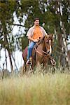 Homme cheval sur Ranch, Santa Cruz, Californie, USA