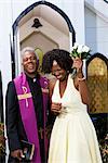 Minister und Brautjungfer vor Kapelle