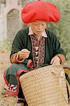 Femme à la recherche dans le panier, Sa Pa, Lao Cai, Vietnam