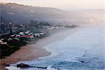 Meeresdunst über Hermanus in der Abenddämmerung, Western Cape, Südafrika