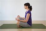Frau meditierend in Lotus-Pose