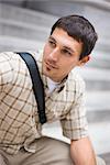 Homme assis sur les escaliers en ville, San Francisco, Californie, USA