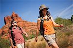 Paar Wandern von Bell Rock, Sedona, Arizona