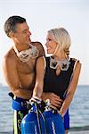 Portrait de Couple sur la plage avec l'équipement de plongée, Fort Lauderdale, Floride, USA