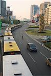 Autobus alignés sur la route aux heures de pointe, Beijing, Chine