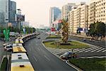 Autobus alignés sur la route aux heures de pointe, Beijing, Chine