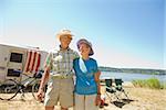 Couple debout sur une plage, l'état de Washington, USA