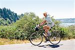 Homme monté sur un vélo sur une route, l'état de Washington, USA