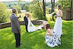 Homme avec deux femmes photographier un couple de jeunes mariés dans un parc, Meredith East, New York État, USA