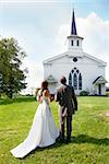 Frisch verheirateten Paar stand vor einer Kirche, East Meredith, New York State, USA