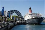 Ein Kreuzfahrtschiff und Sydney Hafen-Brücke