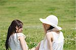 Deux jeunes femmes, assis dans le parc