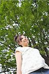Jeune femme japonaise à la recherche de caméra
