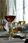 Glas Sherry, andere Gläser Wein im Hintergrund