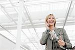 Femme souriant à l'aide de téléphone portable