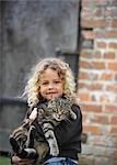 Chat holding jeune fille à l'extérieur