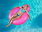 Fille en chaise gonflable de piscine