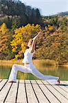 Frau praktizieren Yoga auf Dock, Fuschlsee, Salzkammergut, Salzburg, Österreich