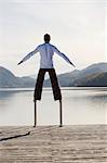 Homme en équilibre sur échelle de quai, Fuschlsee, Fuschl am See, Salzkammergut, Land de Salzbourg, Autriche