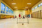 Kinder spielen in der Schule Gymnasium, Salzburger Land, Österreich
