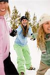 Groupe de femmes jouent dans la neige, près de Frisco, Summit County, Colorado, Etats-Unis