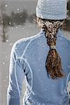 Vue arrière de la femme en hiver, comté de Summit, près de Frisco, Colorado, USA