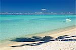 Bateau dans l'eau de la plage, Plage Matira, Bora Bora, Polynésie française