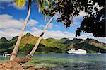 Ferry dans la baie, baie d'Opunohu, Moorea, Polynésie française
