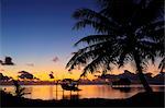 Bateau dans la rampe de mise à la tombée de la nuit, Raiatea, Polynésie française