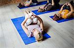 Frauen in Yoga-Klasse
