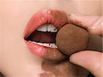 Frau essen Schokolade Trüffel
