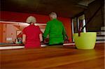 Altes Paar steht in der Küche