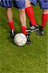 Deux jeunes hommes jouant au football (partie de)