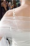 Mariée avec un voile autour de son épaule nue - robe de mariée - peau - mariage