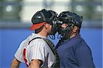 Baseball-Catcher und Umpire streiten