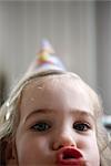 Porträt von kleinen Mädchen auf Geburtstagsparty